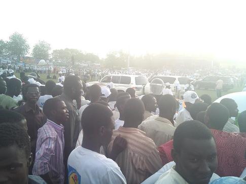 La foule au stade de N'Djamena devant le Président. Photo Alwihda. La foule au stade de N'Djamena devant le Président. Photo Alwihda.