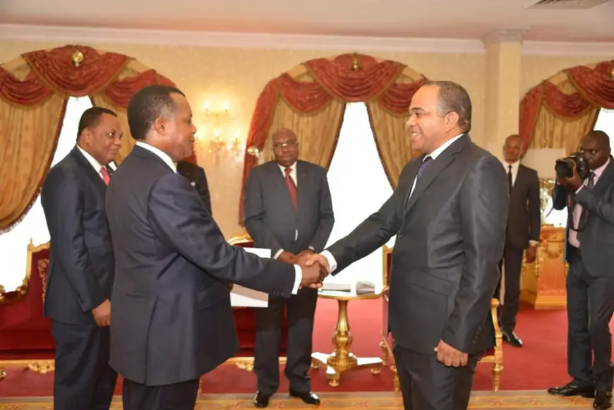 Poignée de mains entre Sassou N'Guesso et José Antonio Ganzalez