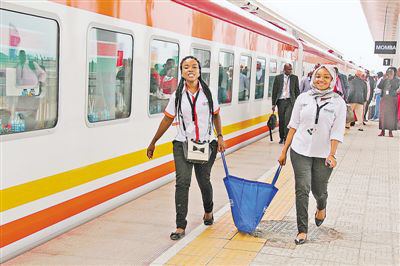 Local passengers are about to board the first train running on the China-built Mombasa-Nairobi Standard Gauge Railway (SGR) that opened to traffic in May 2017. Photo by Li Zhiwei from People’s Daily