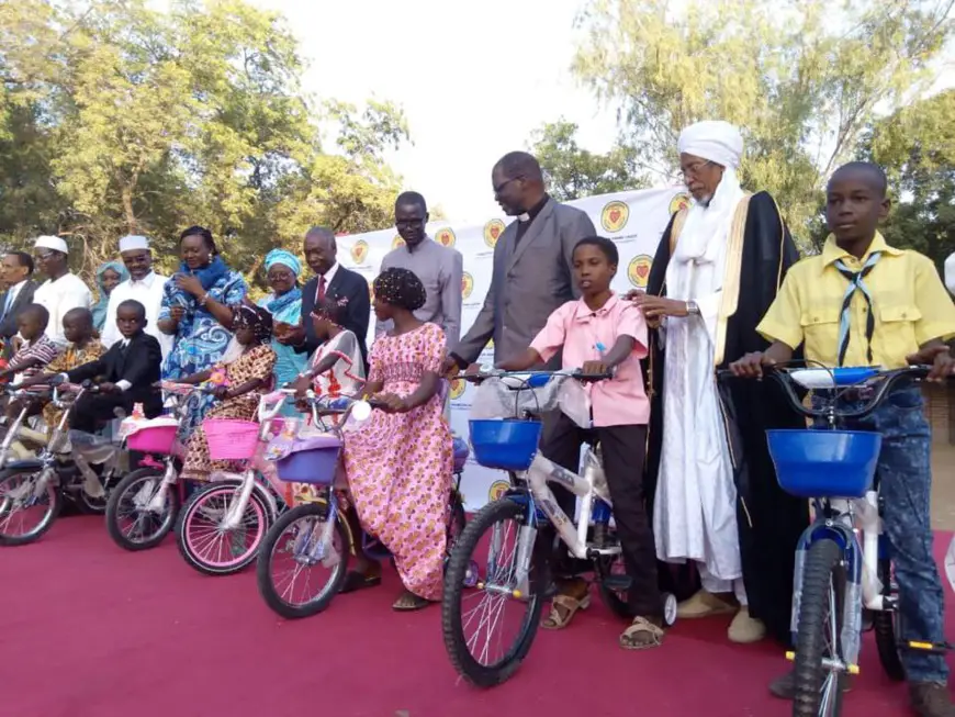 Tchad : 800 enfants reçoivent des cadeaux pour Noël. © FGC