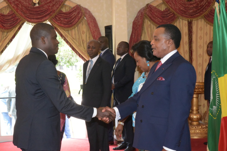 Le président du conseil consultatif de la jeunesse, Bernadet Gavey saluant Sassou N'Guesso.
