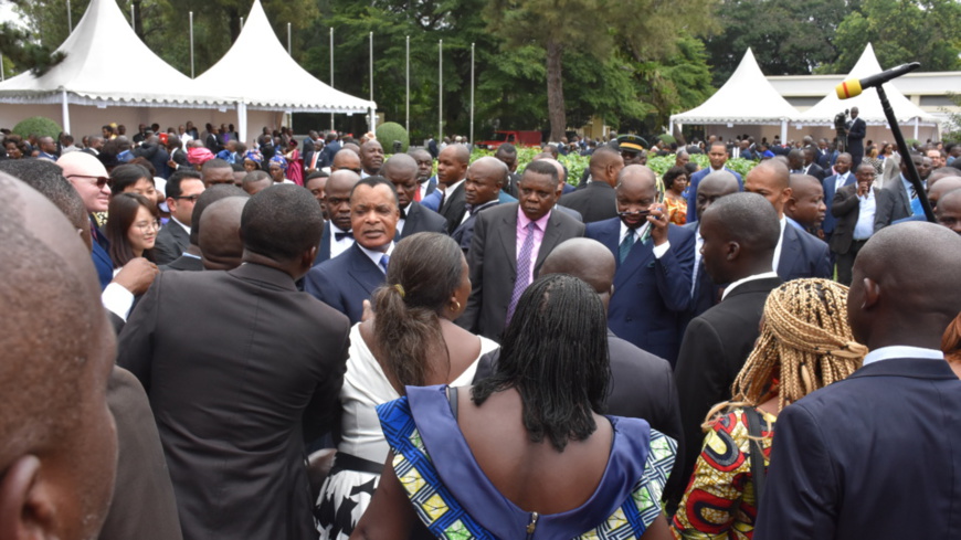 Denis Sassou N'Guesso communiant avec les forces vives. Denis Sassou N'Guesso communiant avec les forces vives.