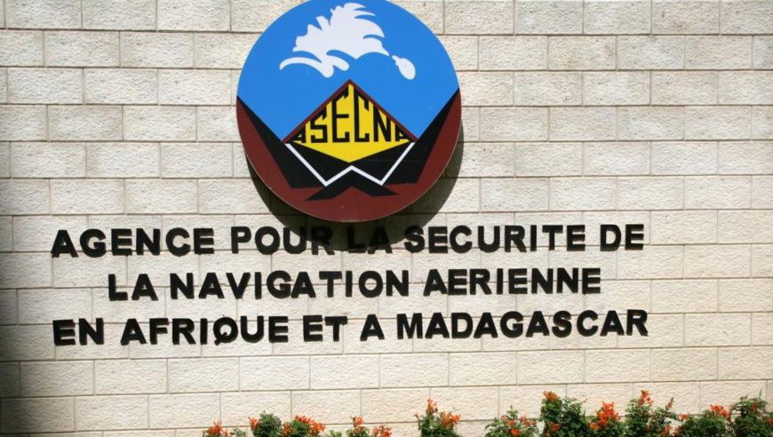 Le logo de l'Asecna, l'Agence pour la sécurité de la navigation aérienne en Afrique et à Madagascar. © SEYLLOU DIALLO / AFP