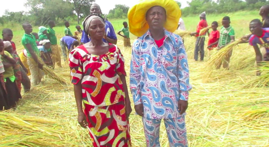 La présidente de l’AFDS et le sous-Préfet de Tapol en visite dans le magasin de ladite Association. La présidente de l’AFDS et le sous-Préfet de Tapol en visite dans le magasin de ladite Association.