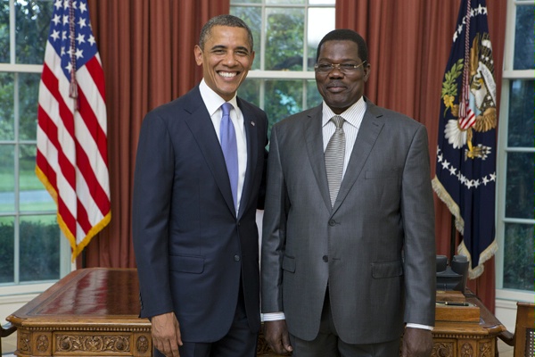 L'ex-Ambassadeur du Tchad aux USA, Maitiné Djoumbé (droite) et l'ex-Président des Etats-Unis, Barack Obama © DR