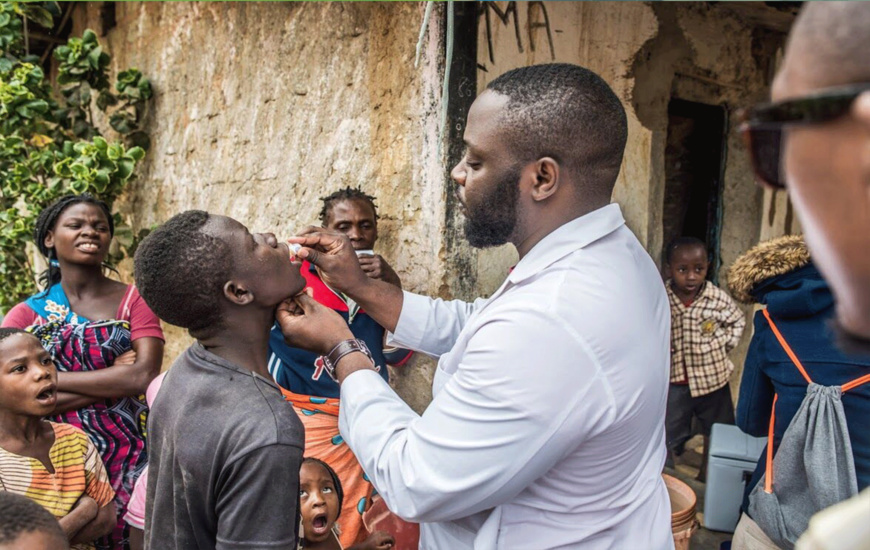 Un homme reçoit un médicament. © DR