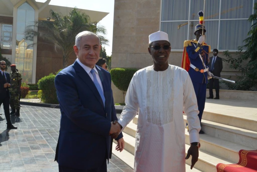 Poignée de main entre Idriss Déby et Benjamin Netanyahu. © Poignée de main entre Idriss Déby et Benjamin Netanyahu. ©