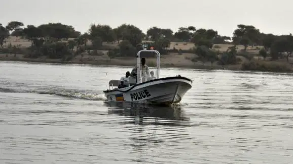 Un bateau de la police tchadienne patrouille sur le lac Tchad, le 25 janvier 2015. (PHOTO / PATRICK FORT)