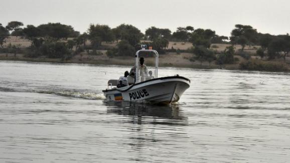 Un bateau de la police tchadienne patrouille sur le lac Tchad, le 25 janvier 2015. (PHOTO / PATRICK FORT) Un bateau de la police tchadienne patrouille sur le lac Tchad, le 25 janvier 2015. (PHOTO / PATRICK FORT)