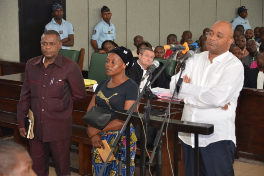 L'accusé Okombi Salissa (devant la barre) et ses temoins L'accusé Okombi Salissa (devant la barre) et ses temoins