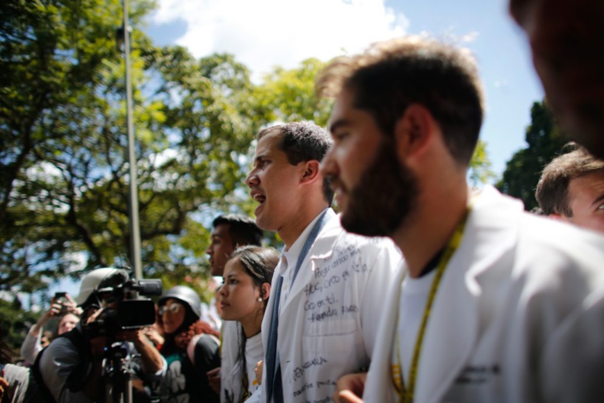 Le président par intérim Juan Guaido (au centre) à Caracas pendant la journée de grève nationale pour protester contre Maduro. (© Ariana Cubillos/AP Images)