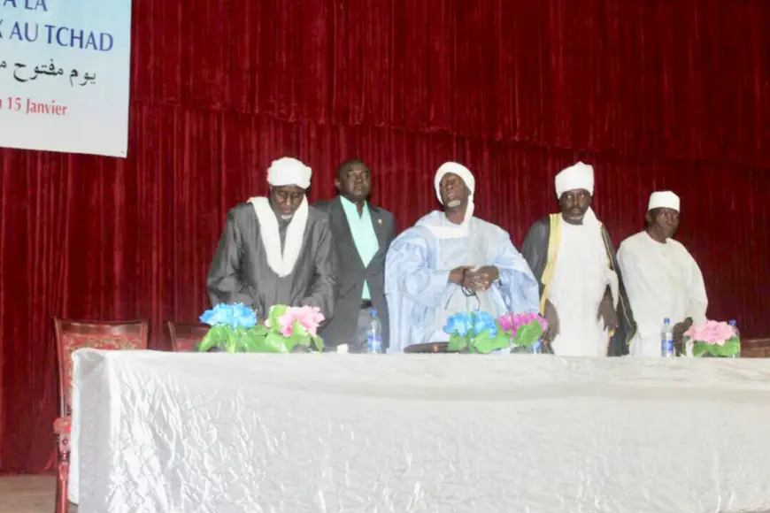 Le secrétaire général du Conseil Supérieur des Affaires Islamiques du Tchad (CSAI), Cheik Ousmane Abdeldaim (gauche). © Alwihda Info