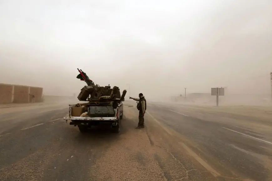 En 2012, près de Sebha, un soldat et un pick-up. Photo Anis Mili. Reuters.