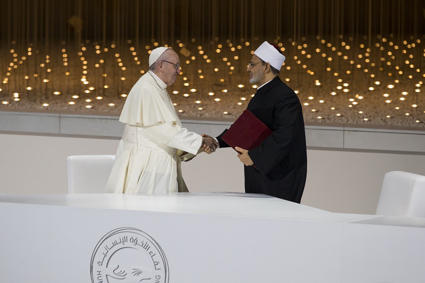 Le pape François et le grand imam d'Al Azhar signent une déclaration historique à Abu Dhabi