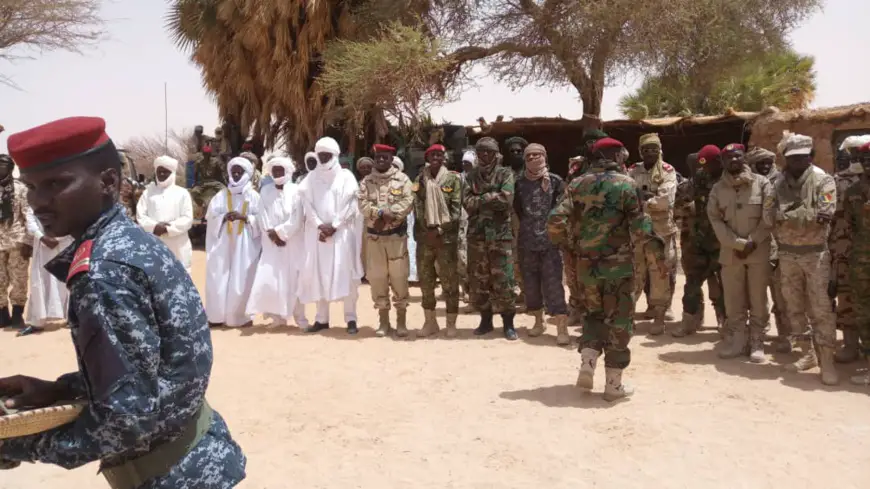Des militaires et autorités traditionnelles au nord du Tchad. © Alwihda Info