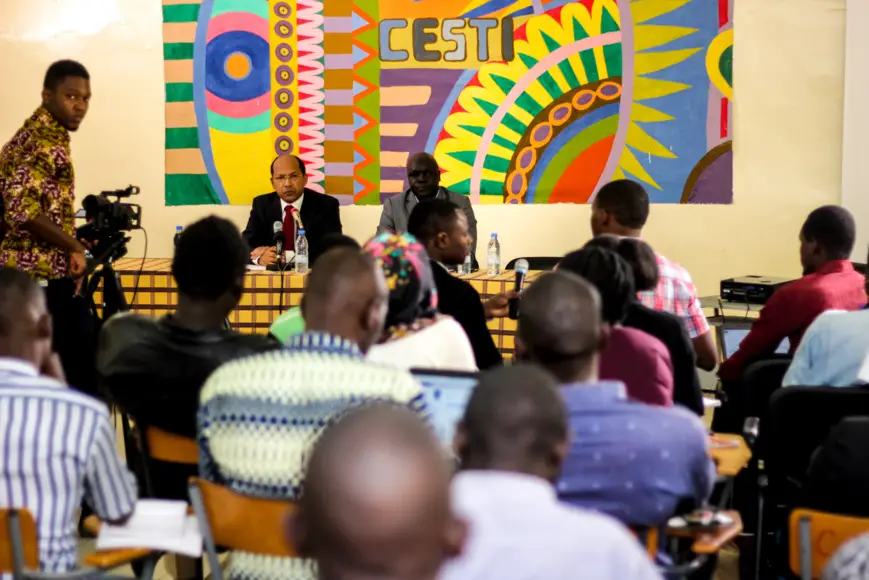 Le fondateur d’APO Group s'adresse aux étudiants d’une des écoles de journalisme les plus prestigieuses d’Afrique francophone. © APO