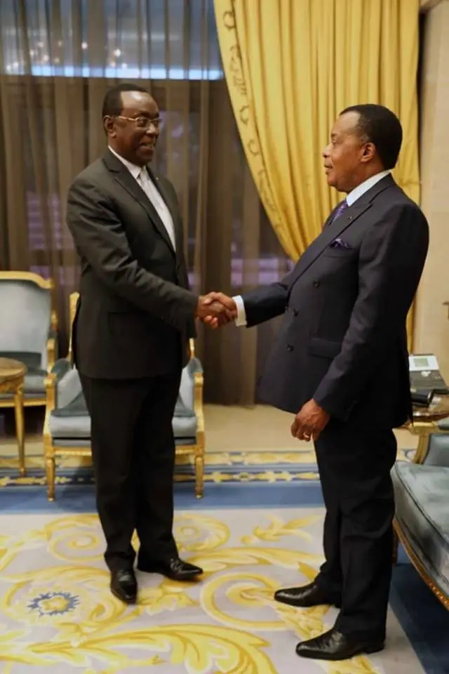 Denis Sassou N'Guesso et Bernard Makuza, main dans la main.