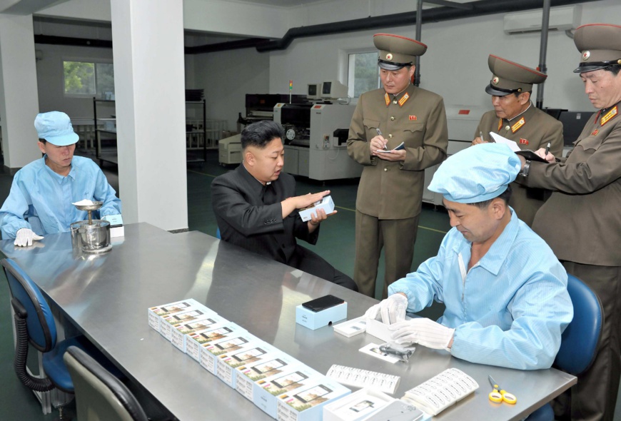 Kim Jong-Un observe le nouveau smartphone « made in Coree du Nord » dans l'usine de Pyongyang Kim Jong-Un observe le nouveau smartphone « made in Coree du Nord » dans l'usine de Pyongyang