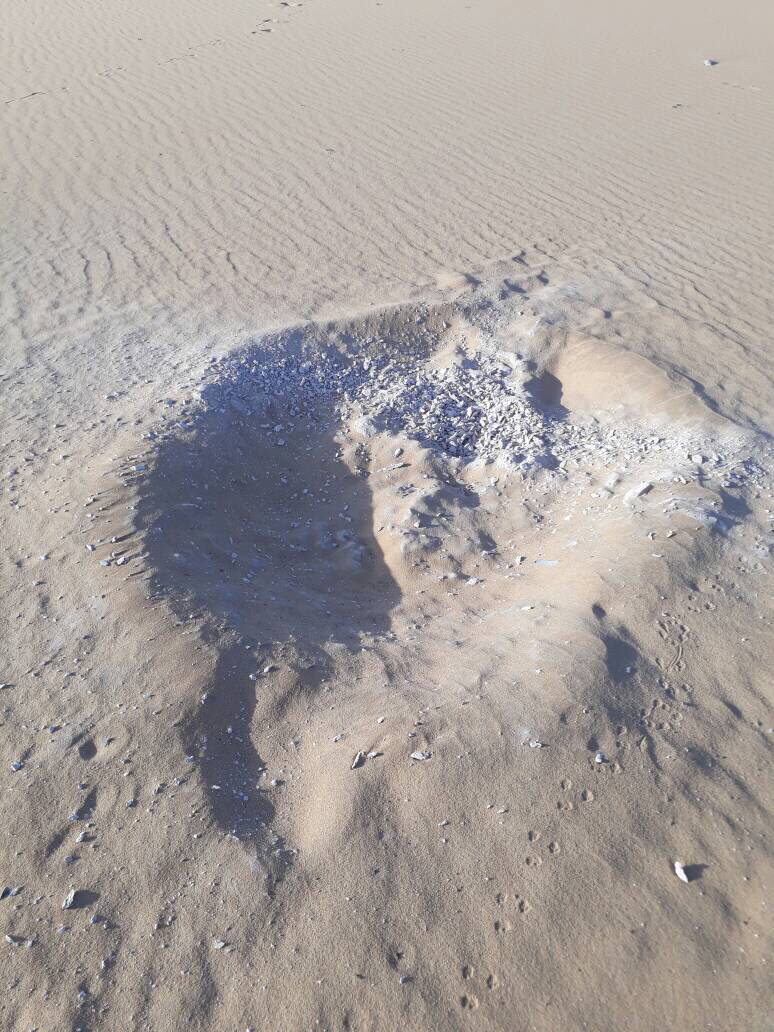 Un impact au sol d'un bombardement de l’armée dans la zone de Kouri Bougoudi, au nord du Tchad. Credits : Alwihda Info