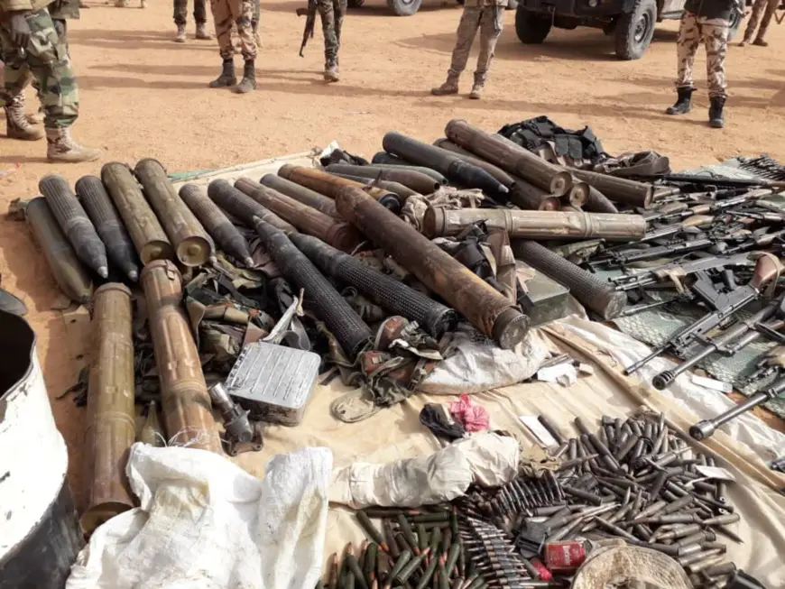 Des armes saisies entre les mains de rescapés de l'UFR par l'armée tchadienne. © Alwihda Info