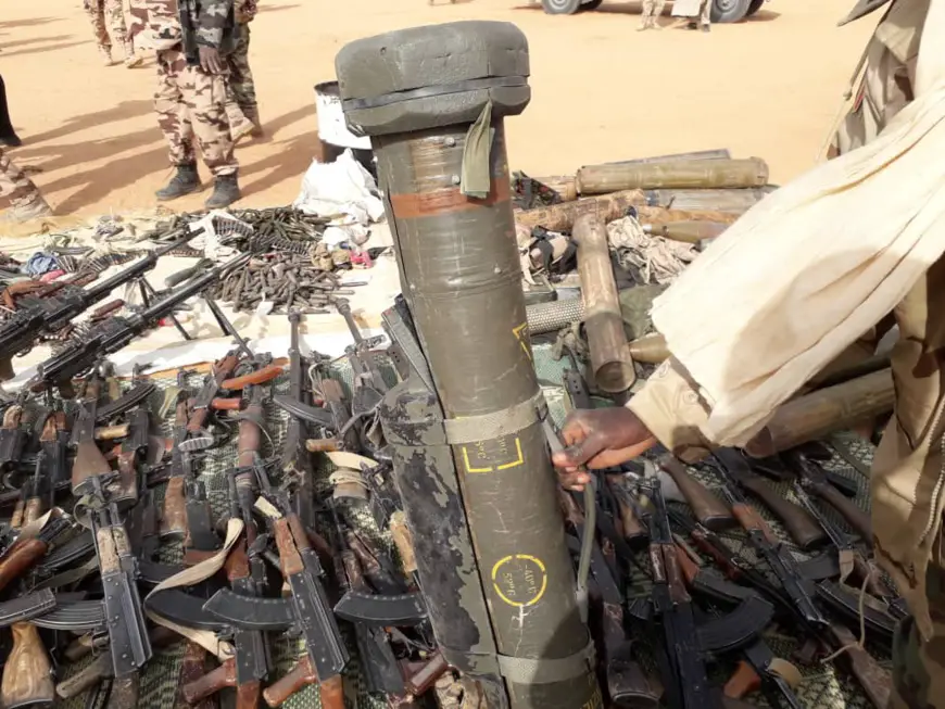 Des armes récupérées par l'armée tchadienne au nord du pays. © Alwihda Info
