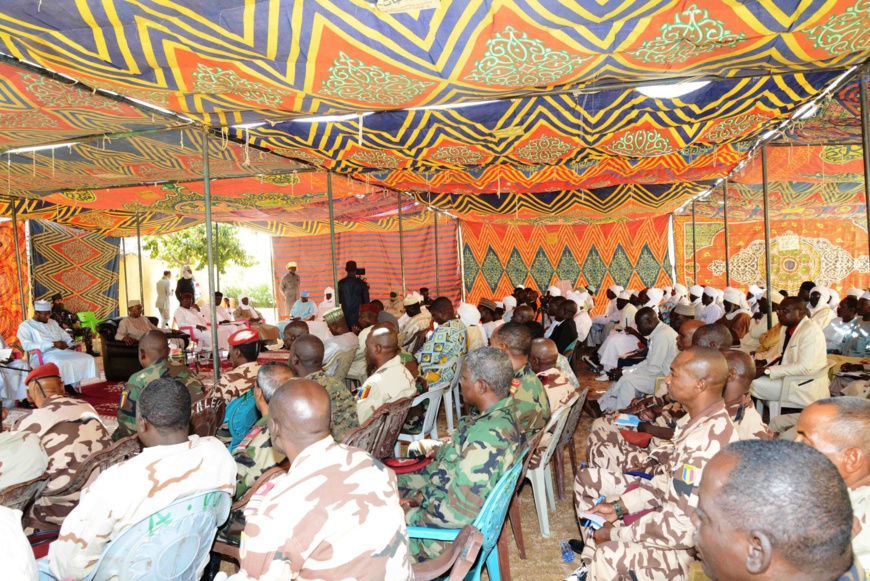 Rencontre du chef de l'Etat tchadien avec les représentants des populations du Ouaddaï et Sila, à Abéché. Rencontre du chef de l'Etat tchadien avec les représentants des populations du Ouaddaï et Sila, à Abéché.