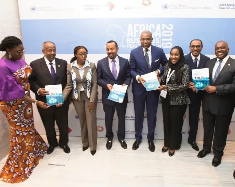 De gauche à droite: Zouera Youssoufou, PDG de la Fondation Aliko Dangote; H.E Ismail Omar Guelleh, président de Djibouti; Vera Songwe, Secrétaire exécutive de la Commission économique des Nations Unies pour l'Afrique (CEA); H.E Dr Abiy Ahmed, Premier Ministre d'Ethiopie; Aigboje Aig-Imoukhuede, Coprésidente GBCHealth / Fondateur ABCHealth; Halima Dangote, directrice exécutive, Dangote Industries Limited; Michel Sidibe, Directeur exécutif, ONUSIDA; et H.E Mokgweetsi Masisi, Président du Botswana, présentent le rapport sur la croissance économique en Afrique lors du forum Africa Business: Health à Addis-Abeba le 12 février 2019