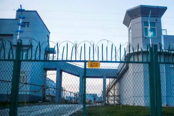 Un centre de détention au Xinjiang, où les autorités chinoises maltraitent des musulmans et des minorités ethniques. (© Thomas Peter/Reuters)