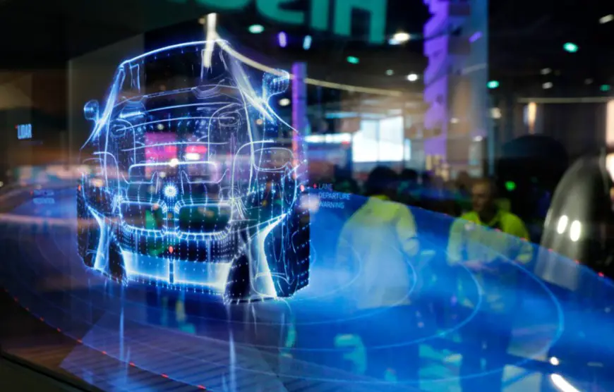 La technologie des voitures intelligentes est présentée sur écran au stand Intel du CES, le salon consacré à l’innovation technologique, à Las Vegas. (© John Locher/AP Images)