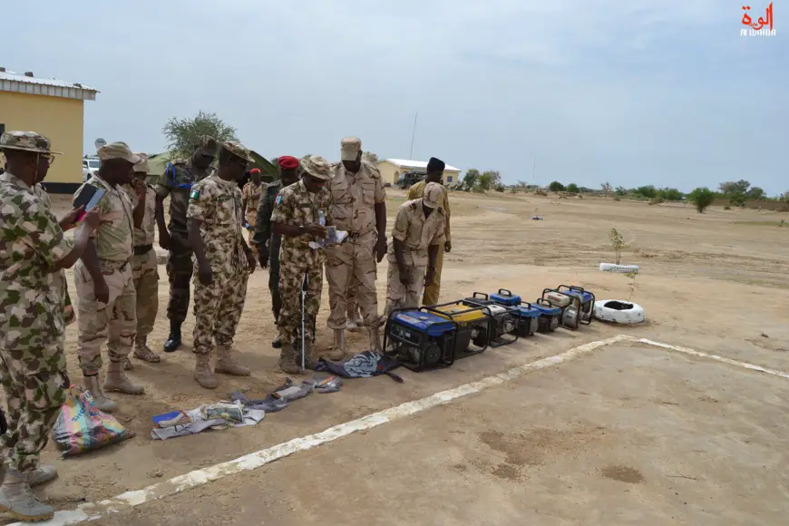 Des officiers de la force mixte multinationale inspectent du matériel de Boko Haram saisi lors d'une opération. © Alwihda Info
