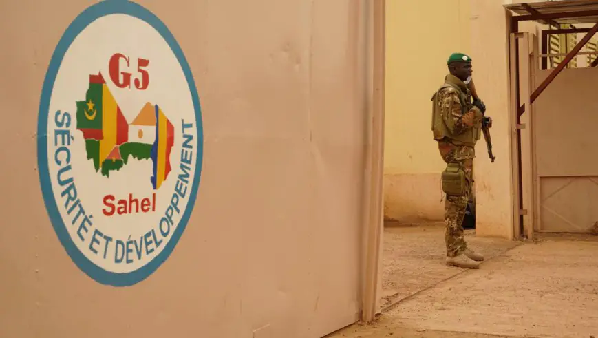 Un soldat de l'armée malienne garde l'entrée du G5 Sahel le 30 mai 2018. (Image d'illustration) © AFP/Sebastien Rieussec