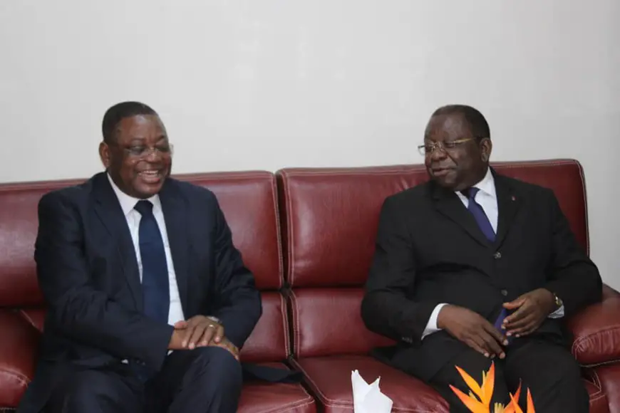 L’ambassadeur du Congo au Cameroun, Valentin Ollessongo (à gauche) reçu par le ministre du Commerce Luc Magloire Mbarga  Atangana (à droite).