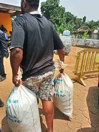 Un trafiquant transportant des sacs d'écailles de pangolin peu après son arrestation à Yaoundé.