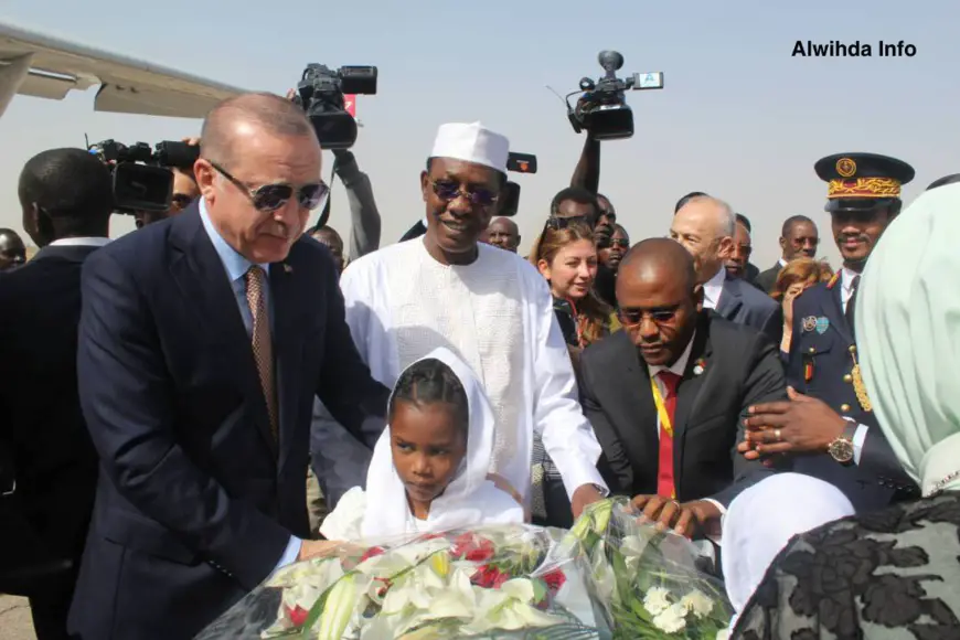 Le président turc, Recep Tayyip Erdogan accueilli à l'aéroport de N'Djamena le 26 décembre 2017 par son homologue tchadien Idriss Déby. © Alwihda Info