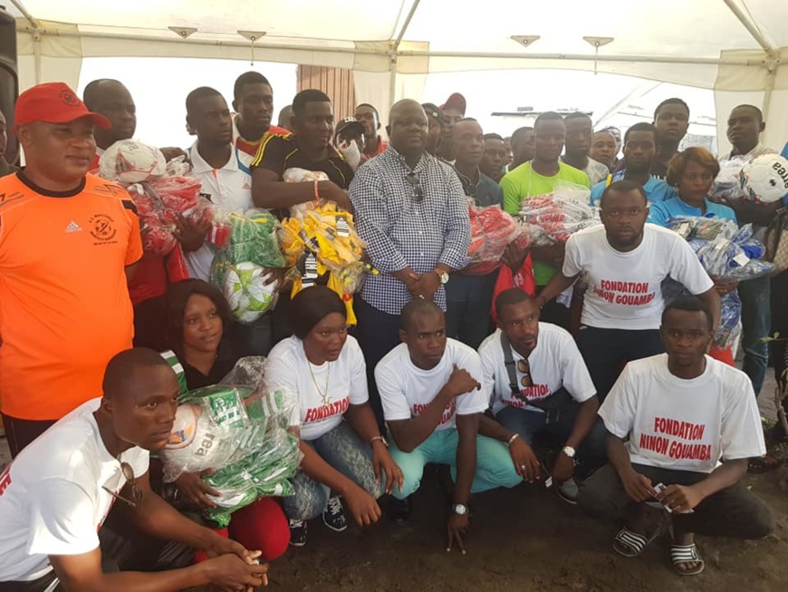 Ninon Gouamba (au milieu) et ses mandants. Ninon Gouamba (au milieu) et ses mandants.