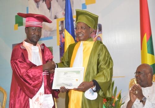Remise d'un doctorat honoris causa à Idriss Déby, le 15 décembre 2018 à Ouagadougou. © Pr Remise d'un doctorat honoris causa à Idriss Déby, le 15 décembre 2018 à Ouagadougou. © Pr
