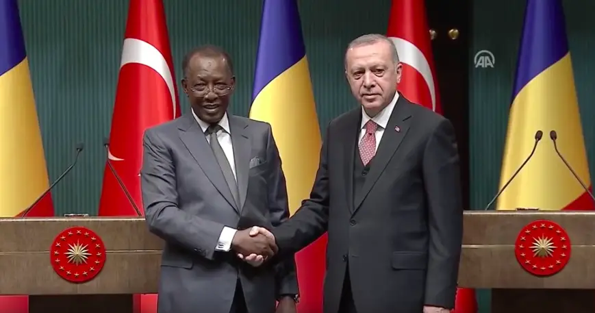 Poignée de main entre les présidents Idriss Déby et Recep Tayyip Erdogan. © A.A.