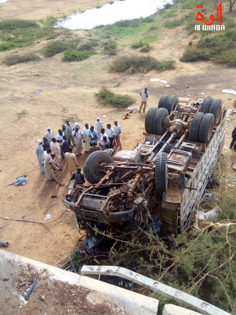 Tchad : le ministre de la Sécurité au chevet des victimes de l'accident d'Hélibongo. © Alwihda Info Tchad : le ministre de la Sécurité au chevet des victimes de l'accident d'Hélibongo. © Alwihda Info