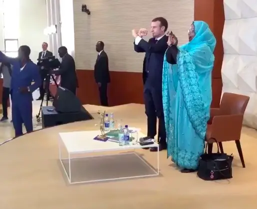 Le président français Emmanuel Macron et la ministre Mariam Mahamat Nour, le 23 décembre 2018 à la Maison de la Femme à N'Djamena.