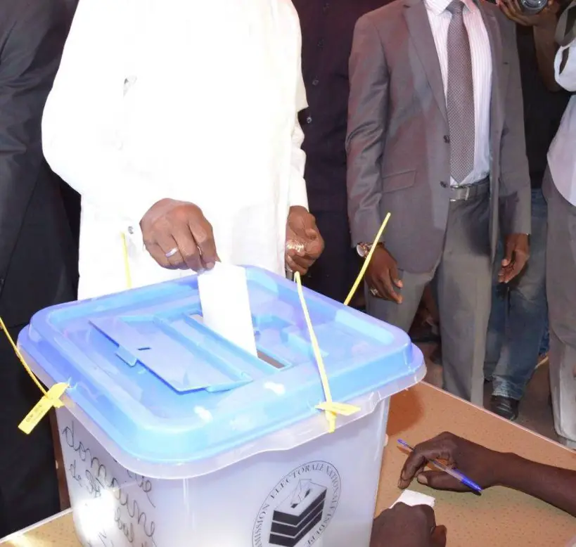 Le chef de l'Etat, Idriss Déby glisse son bulletin de vote dans l'urne lors des présidentielles de 2016.
