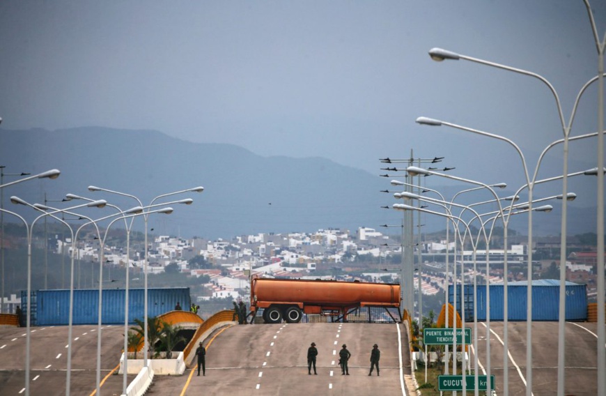 Des soldats montent la garde sur un pont reliant la Colombie au Venezuela pour empêcher l’acheminement de l’aide humanitaire. (© Fernando Llano/AP Images) Des soldats montent la garde sur un pont reliant la Colombie au Venezuela pour empêcher l’acheminement de l’aide humanitaire. (© Fernando Llano/AP Images)