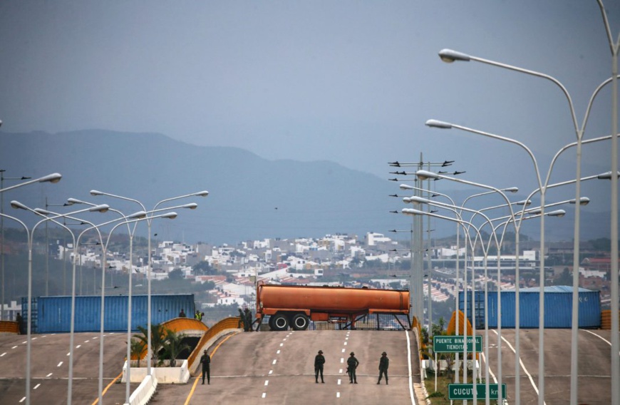 Des soldats montent la garde sur un pont reliant la Colombie au Venezuela pour empêcher l’acheminement de l’aide humanitaire. (© Fernando Llano/AP Images)