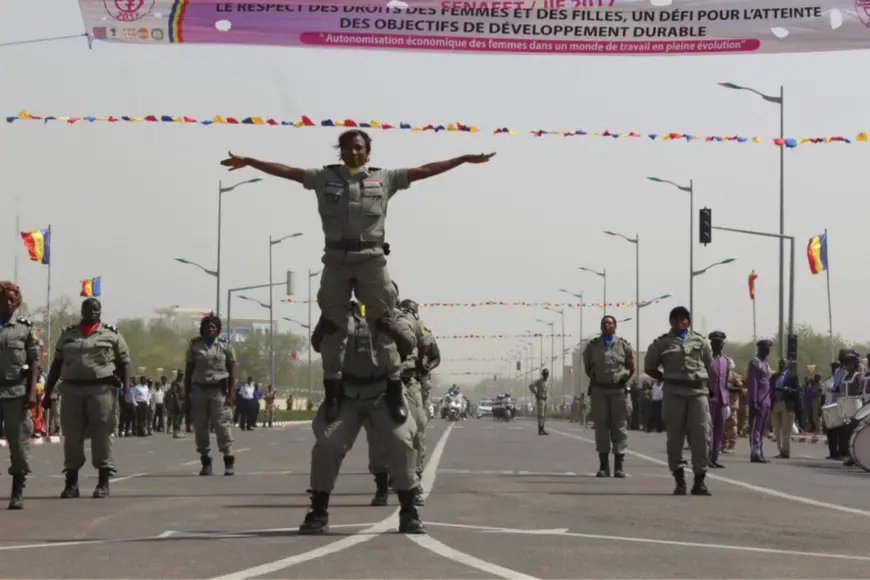 Des femmes soldats lors d'un défilé à la Place de la nation. © Alwihda Info
