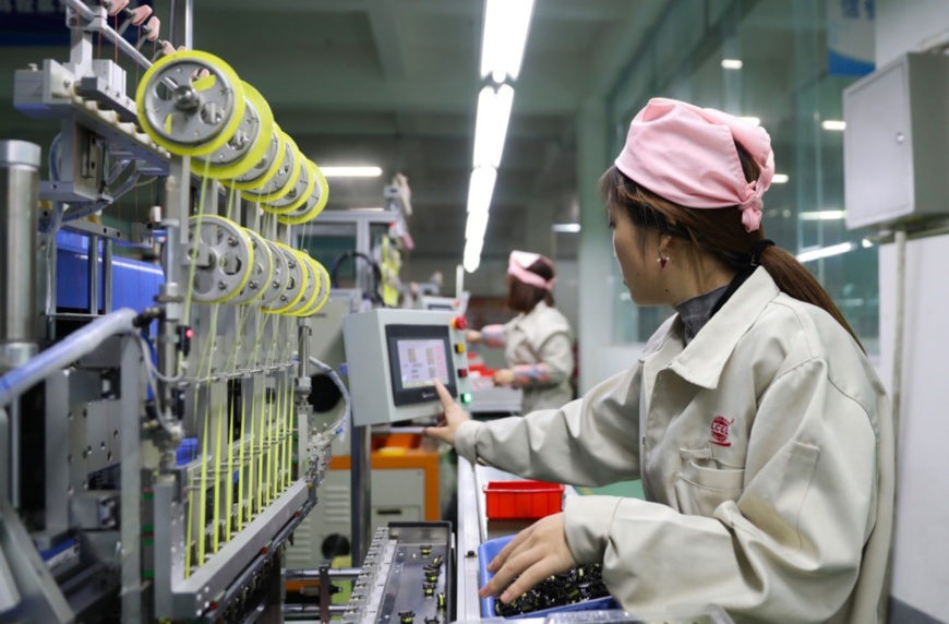 A female worker operates a smart machining tool at an electronics company in an industrial park of Huaying, southwest China’s Sichuan province, Oct. 25, 2018. (Photo from CFP)