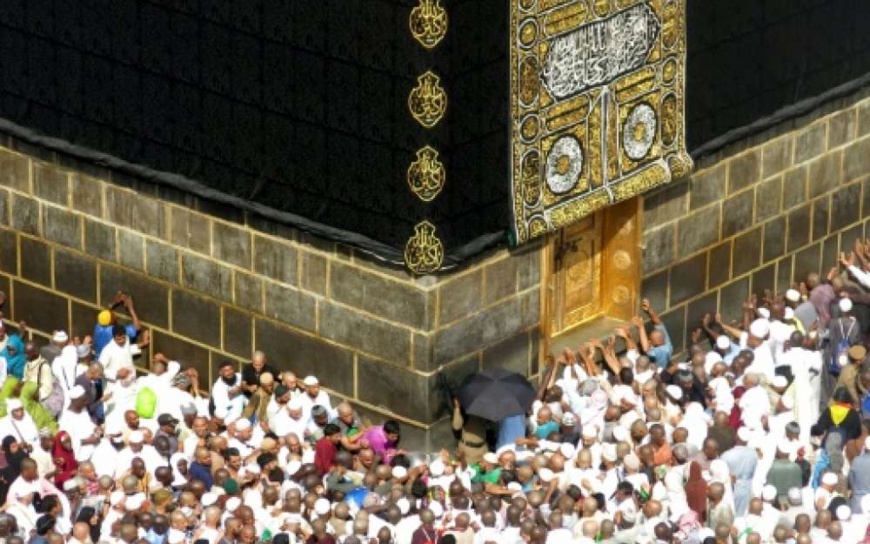 Des fidèles musulmans tournent autour de la Kaaba dans l'enceinte de la Grande mosquée, le 14 septembre 2016 à La Mecque, en Arabie Saoudite (AFP/AHMAD GHARABLI). Des fidèles musulmans tournent autour de la Kaaba dans l'enceinte de la Grande mosquée, le 14 septembre 2016 à La Mecque, en Arabie Saoudite (AFP/AHMAD GHARABLI).
