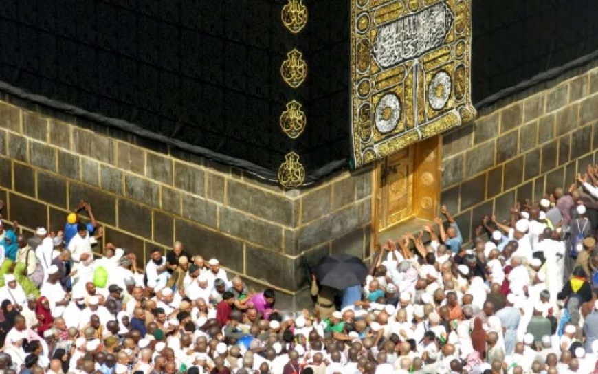 Des fidèles musulmans tournent autour de la Kaaba dans l'enceinte de la Grande mosquée, le 14 septembre 2016 à La Mecque, en Arabie Saoudite (AFP/AHMAD GHARABLI).