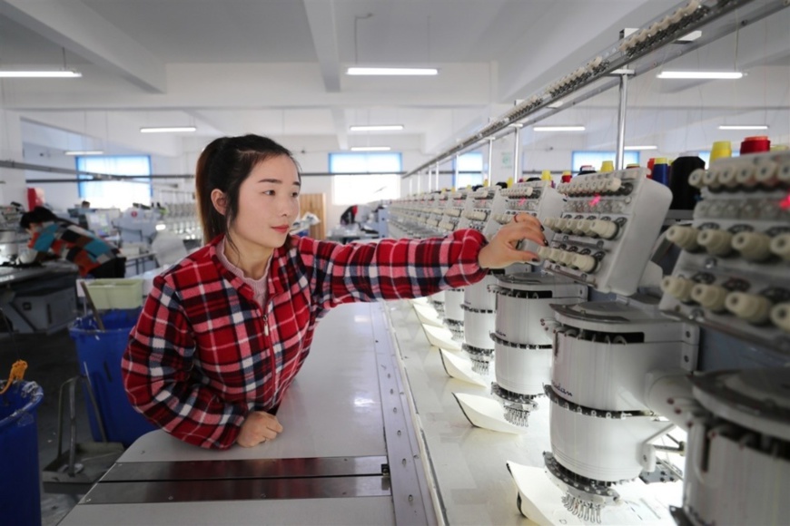 Photo taken on Feb. 20, 2019 shows a migrant laborer works on the production line at a factory in Chengtou town, Ganyu district of Lianyungang city, east China's Jiangsu province. At present, more than 30,000 returned migrant workers in the district have become a new force of local private enterprises after free training. (Photo by Si Wei from People's Daily Online) Photo taken on Feb. 20, 2019 shows a migrant laborer works on the production line at a factory in Chengtou town, Ganyu district of Lianyungang city, east China's Jiangsu province. At present, more than 30,000 returned migrant workers in the district have become a new force of local private enterprises after free training. (Photo by Si Wei from People's Daily Online)