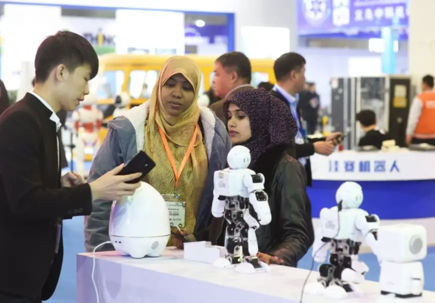 A staff of a Chinese exhibitor is introducing a robot to foreigners at the 2018 China Yiwu International Intelligent Manufacturing Equipment Expo. The expo was held in Yiwu, eastern China’s Zhejiang province on November 29, 2018, attracting a large number of enterprises from China, the US, Germany, Japan, Singapore, and Italy. (Photo: Gong Xianming / People’s Daily Online)