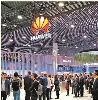 Attendees visit the exhibition booth of Chinese tech giant Huawei at the 2019 Mobile World Congress in Barcelona, Spain, February 25. Xiaomi and other Chinese technology firms also rolled out their latest 5G products and solutions. 5G commercial devices were the biggest highlight of the event, and the products released by Chinese firms attracted wide attention. (Photo by Chen Xiaohang, People’s Daily)