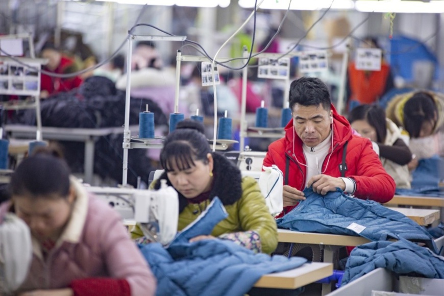 Migrant workers sew clothes at a factory in Shahe county, Ganyu district of Lianyungang, eastern China’s Jiangsu province, March 3, 2019. (Photo by Zhang Guiliang, People’s Daily Online) Migrant workers sew clothes at a factory in Shahe county, Ganyu district of Lianyungang, eastern China’s Jiangsu province, March 3, 2019. (Photo by Zhang Guiliang, People’s Daily Online)